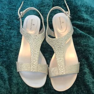 EUC Bandolino Gruglia Silver Wedge Sandal 8M